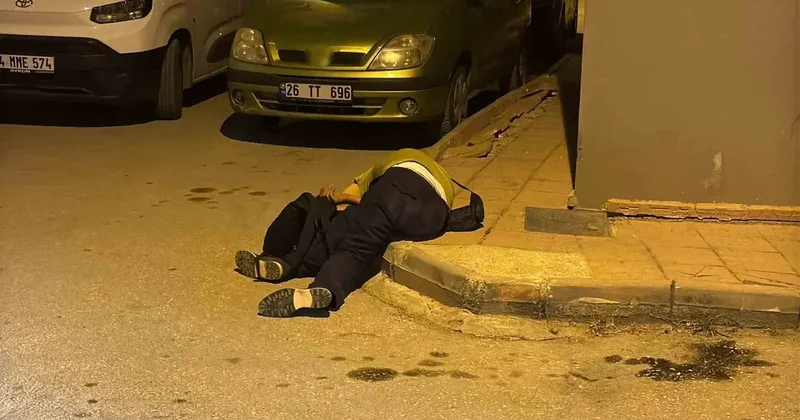 Alkollü şahıs kaldırımda sızdı, telefonundaki müzik çalmaya devam etti