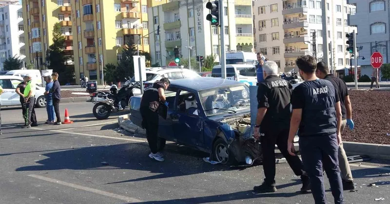 Kilis te kırmızı ışıkta geçen otomobil motosiklete çarptı, sürücü hayatını kaybetti
