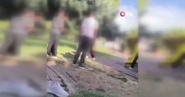 Parkta akran dehşeti: 17 yaşındaki çocuğu dövüp videosunu ailesine gönderdiler