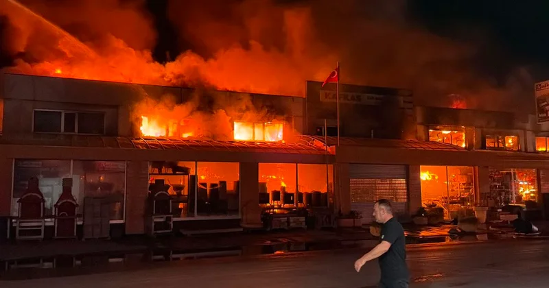 Eskişehir de sanayi sitesindeki dükkanda korkutan yangın: TOMA lar da destek verdi