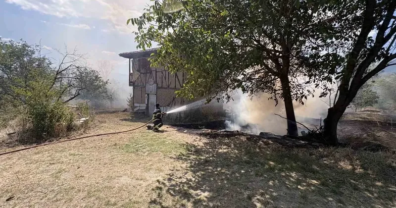 Kastamonu’da örtü yangını bağ evlerini küle çeviriyordu
