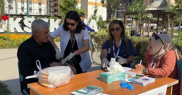 Yüksekova da parkta sağlık molası: Vatandaşlar tansiyon ve şeker ölçümü için akın etti Hakkari Haberleri Habertürk Yerel Haberler