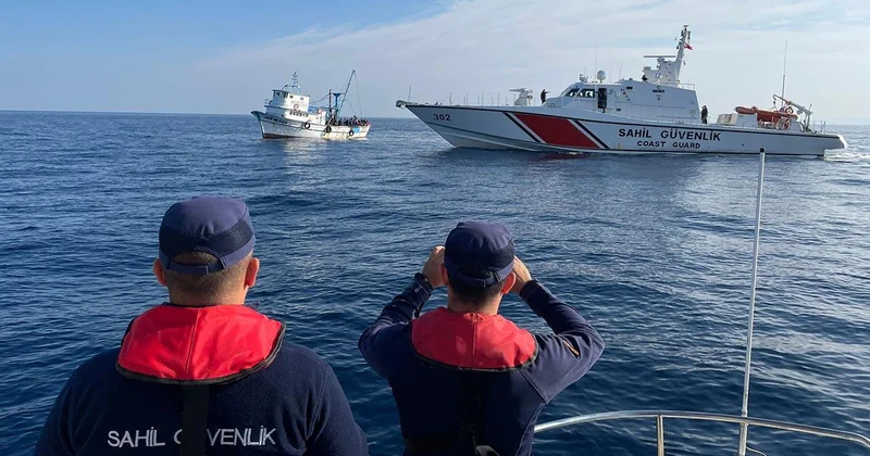Yurt dışına kaçmaya çalışan 9 FETÖ şüphelisi teknede yakalandı