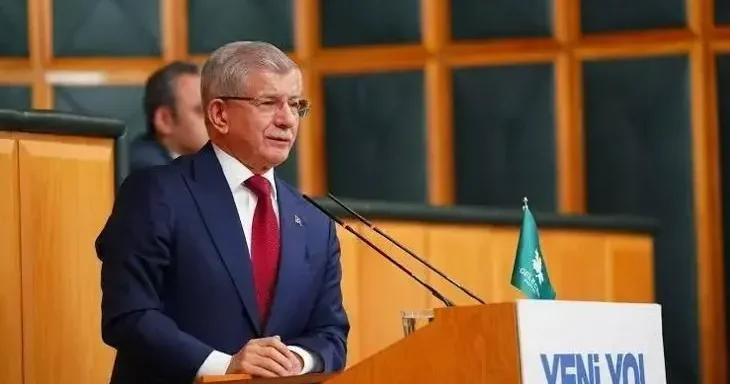 ‘Cumhurbaşkanına hakaret’ suçundan soruşturma başlatılan, Gelecek Partisi’nin Genel Başkanı Ahmet Davutoğlu ifade vermek için Ankara Adliyesi’ne geldi