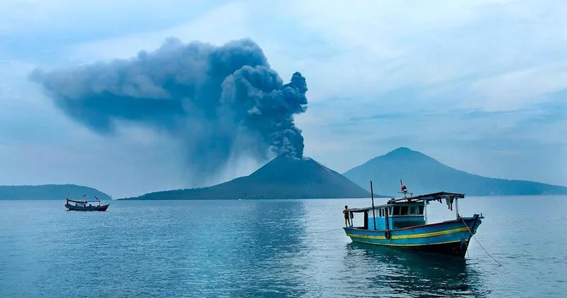 Anak Krakatau patlamaları nedeniyle Endonezya da 7 havalimanı kapatıldı