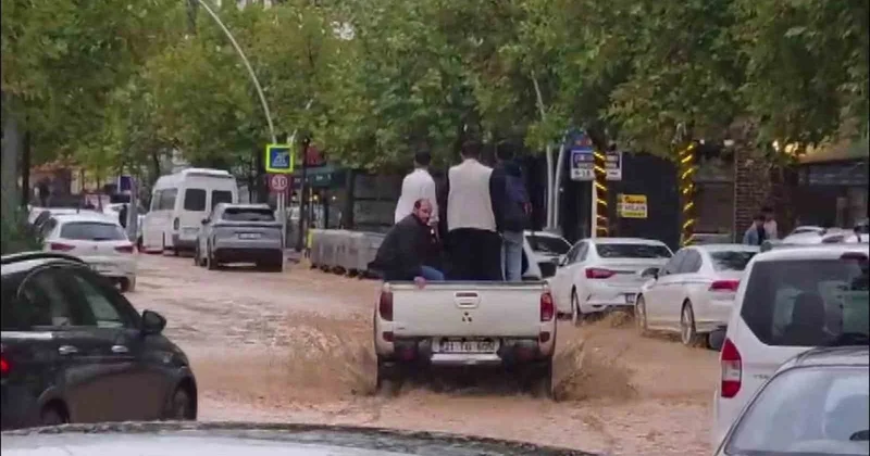 Diyarbakır Ergani de sürücüler araçlarıyla çukurlara düştü, evleri su bastı