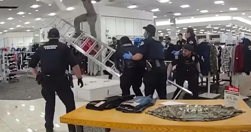 AVM de tavandan gelen sesler çalışanları da polisi de alarma geçirdi