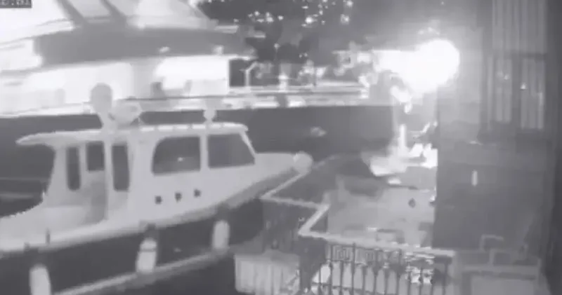 Üsküdar da yolcu vapuru yalıya çarptı