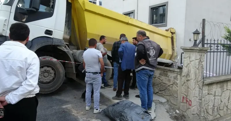 Pendik te hafriyat kamyonu binaya çarptı: 1 yaralı
