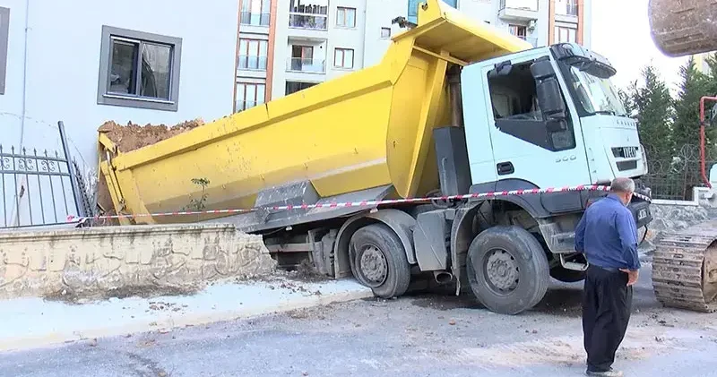 Pendik’te freni boşalan hafriyat kamyonu iş yerine girdi; araçtan atlayan şoför yaralandı