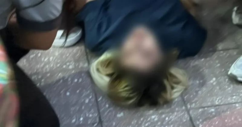 Yolda yürürken kocası tarafından bıçaklandı