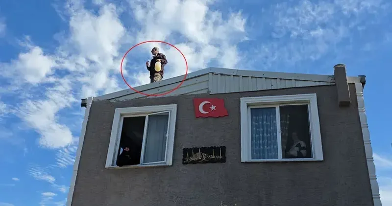 Kaçak evinin yıkımına engel olmak için benzin bidonuyla çatıya çıktı