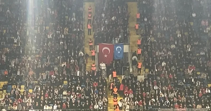 Gençlerbirliği taraftarları tribüne Doğu Türkistan bayrağı astı