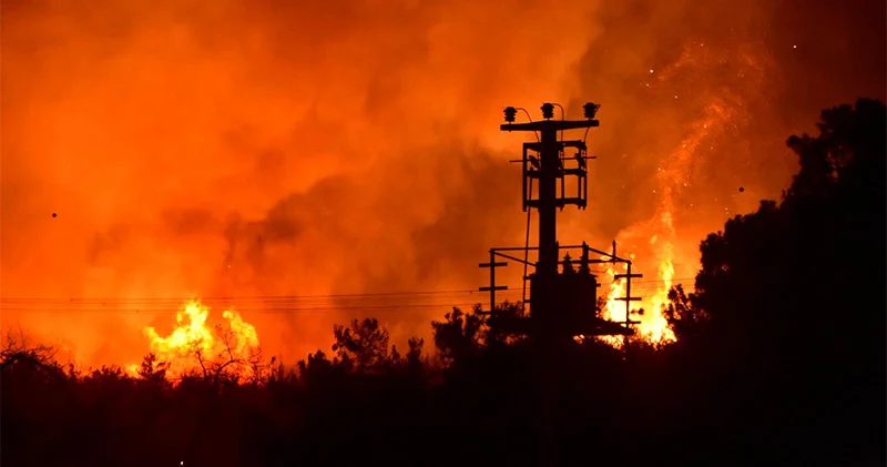 İzmir Buca da minibüste çıkan yangın ormanlık alana sıçradı: Üç kişi gözaltına alındı, uçaklar Adnan Menderes Havalimanı nına inemedi, ekipler TOMA lar ile müdahale ediyor!
