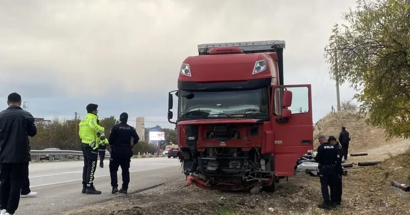 Kavşağa aşırı hızla giren tır otomobile çarptı: 1 ölü