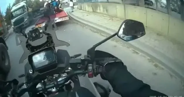 Trafikte skandal hareket! Çocukların canını tehllikeye atan sürücü tepki çekti