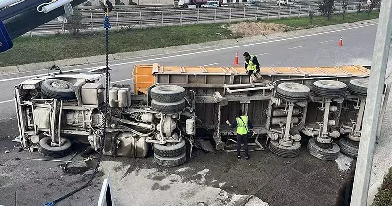 TEM Otoyolu nda mıcır yüklü kamyon devrildi; şoför yaralandı