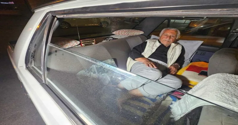 85 yaşında emekli, evi yok; 5 yıldır otomobilde yaşıyor