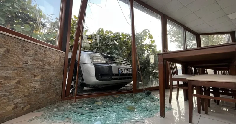 Otomobil, park halindeki 2 araç ile yayalara çarptı: 1 ölü, 3 yaralı