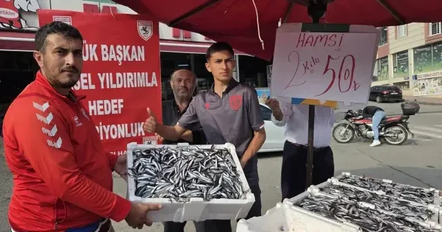 Samsunlu vatandaşlardan Avrupa da liderlik coşkusu: Fanatik balıkçı 1,5 ton hamsiyi kilosu 25 TL’den sattı VİDEO İZLE