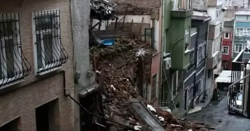 Beyoğlu nda iki katlı metruk binada çökme Gündem Haberleri