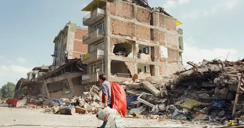 17 Ağustos depreminin 26. yılı: Hayatını kaybedenler anıldı