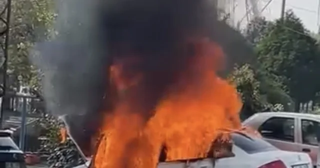 Park halindeki otomobilde çıkan yangın diğer araca sıçradı Kocaeli Haberleri