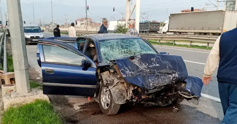 Otomobil, güvenlik şeridinde duran tankere çarptı : 3 kişilik aile yaralandı
