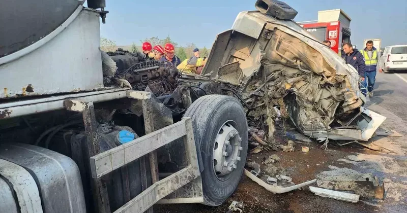 Süt tankeri tıra çarptı: 1 yaralı
