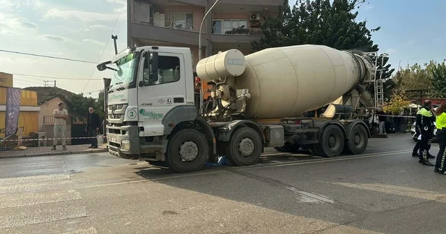 Beton mikserinin çarptığı kadın öldü; son anda yol kenarına çektiği torunu kurtuldu İzmir Haberleri