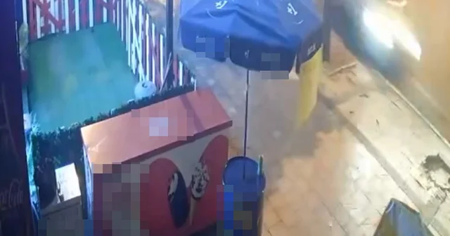 2 otomobil 3 gün arayla aynı kaldırımdaki turunç ağaçlarına çarptı Adana Haberleri