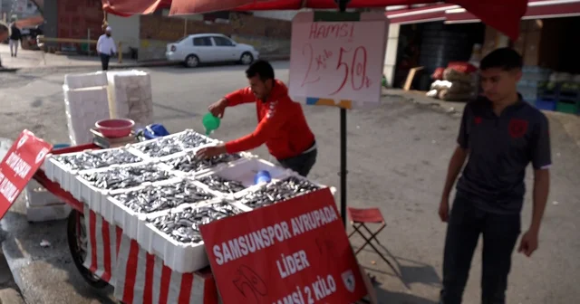 Samsunspor un başarısını, 75 kasa hamsiyi, kilosunu 25 TL den satarak kutladı Samsun Haberleri