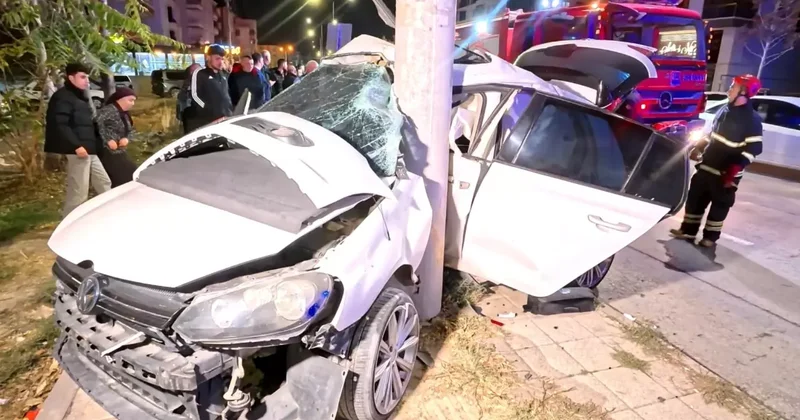 Otomobil direğe bir ok gibi saplandı: 2 ağır yaralı