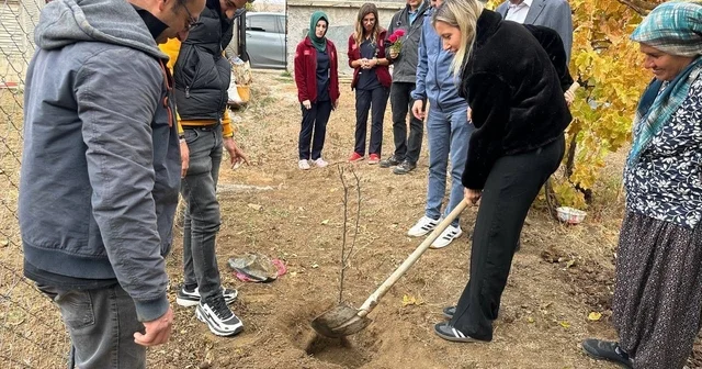 Hüyük te evde sağlık hizmetinden yararlanan yaşlı hastalar adına fidan dikildi Konya Haberleri