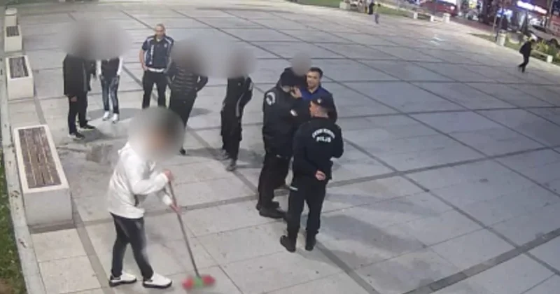 Parkı kirlettiler, ceza ödeyip süpürgeyle temizlediler Sözcü Gazetesi