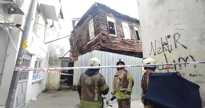 Beyoğlu nda metruk binada kısmi çökme meydana geldi