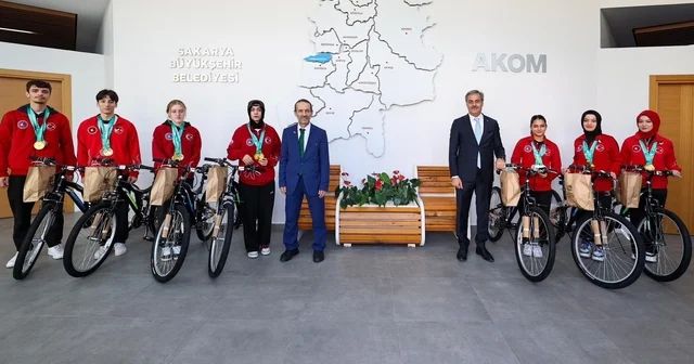 Başkan Yusuf Alemdar Çin de tarih yazan dünya şampiyonlarını ağırladı Sakarya Haberleri