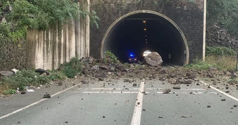 Artvin de Sarp Sınır Kapısı yolunda heyelan