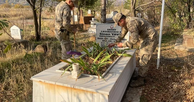 Muş ta şehit mezarlıklarında temizlik ve bayrak yenileme çalışması yapıldı Muş Haberleri