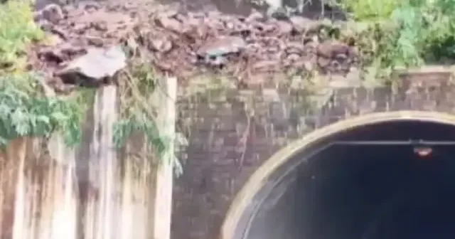 Sarp Sınır Kapısı yolunda heyelan: Araçlar saniyelerle kurtuldu VİDEO İZLE