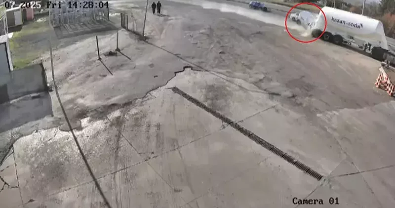 Hafif ticari araç, park halindeki tankere çarptı: 1 i bebek 3 kişinin öldüğü kaza anı kamerada