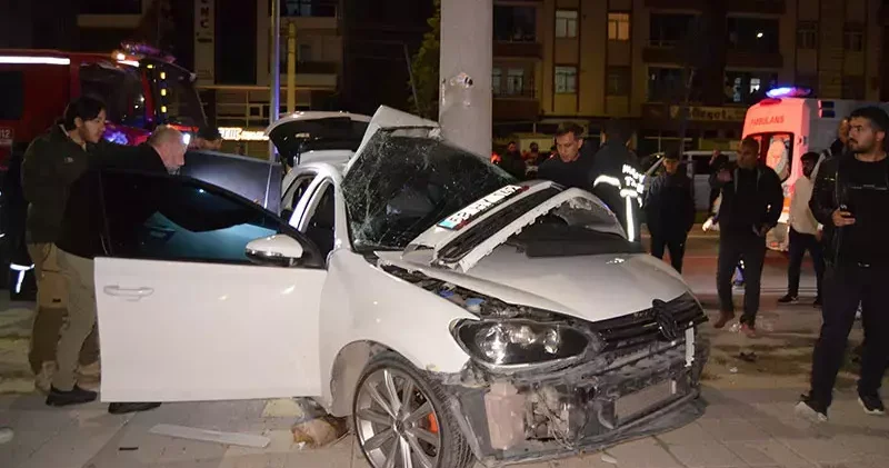 Otomobil elektrik direğine çarptı; 2 yaralı