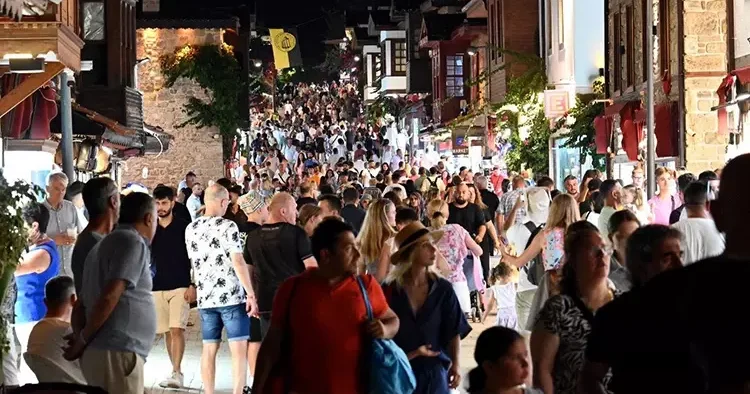 Antalya ziyaretçi sayısında cumhuriyet rekoru kırdı