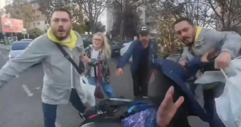 Maganda aile hem motosikletliye hem yardım edenlere saldırdı! O anlar kamerada