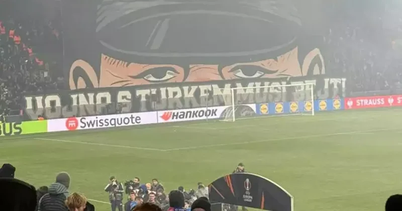 Fenerbahçe maçında Çeklerden hadsiz pankart!