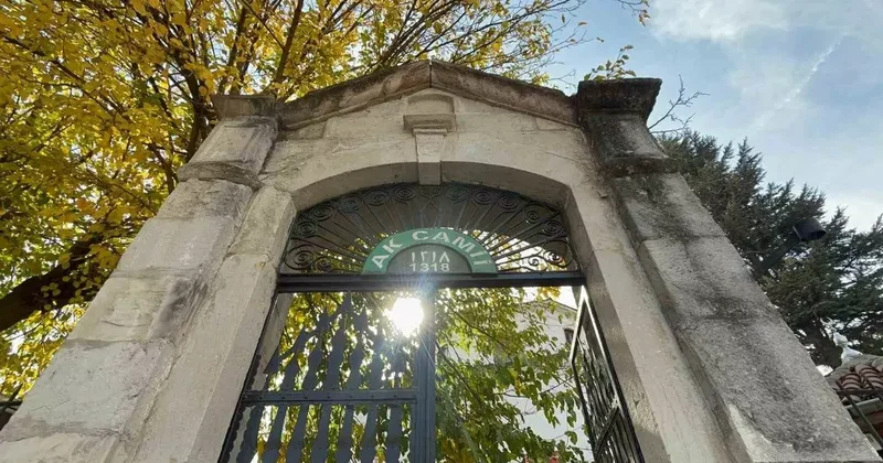 Hamam olarak yapılıp camiye dönüştürülen tarihi yapı 700 yıldır ayakta