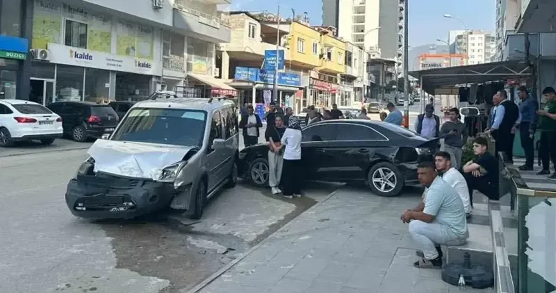 Kontrolden çıkan otomobil park halindeki araca çarptı: Temizlik işçisi son anda kurtuldu Hayat Haberleri