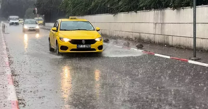 Antalya da sağanak, yerini fırtına ve doluya bıraktı