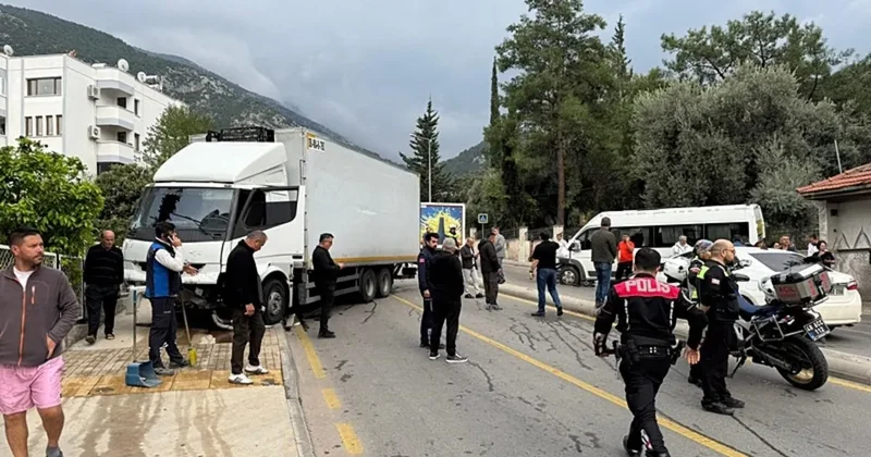 Muğla da feci kaza: Kamyon ile öğrenci servisi çarpıştı! 22 yaralı