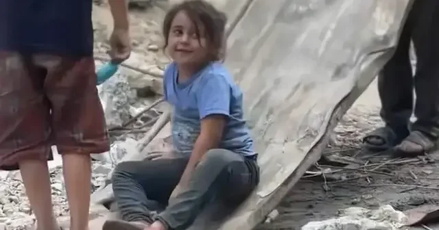 İsrail in bombaladığı binadan kopan parçayı tahterevalliye çevirdiler VİDEO İZLE